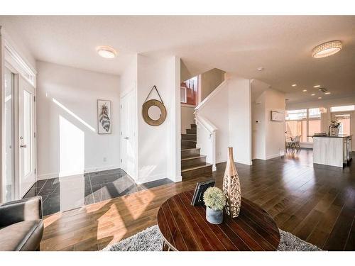 514 34 Avenue Ne, Calgary, AB - Indoor Photo Showing Living Room