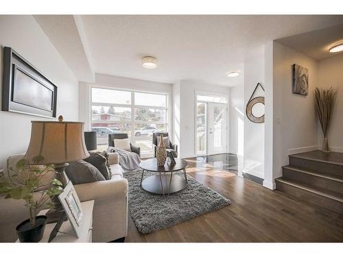 514-34 Avenue Ne, Calgary, AB - Indoor Photo Showing Living Room