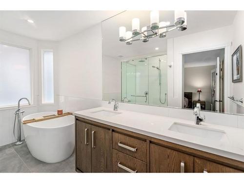 1904 12 Street Sw, Calgary, AB - Indoor Photo Showing Bathroom