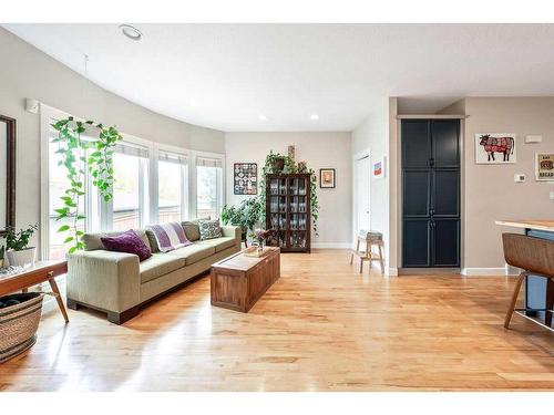 2112 28 Avenue Sw, Calgary, AB - Indoor Photo Showing Living Room