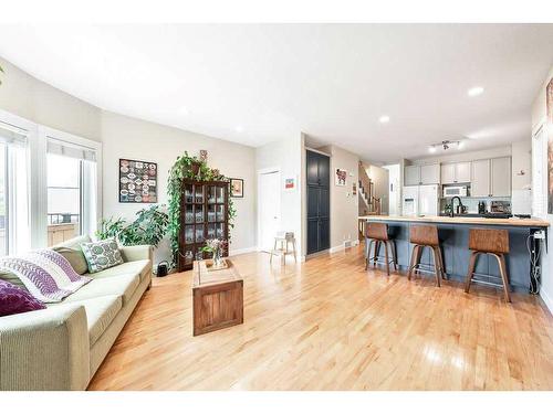 2112 28 Avenue Sw, Calgary, AB - Indoor Photo Showing Living Room