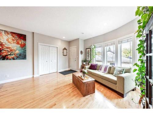 2112 28 Avenue Sw, Calgary, AB - Indoor Photo Showing Living Room