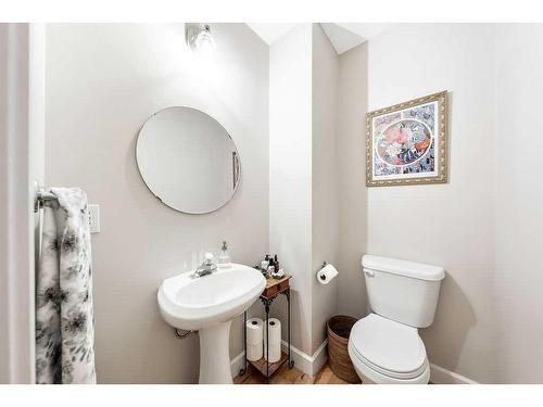 2112 28 Avenue Sw, Calgary, AB - Indoor Photo Showing Bathroom