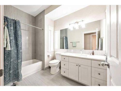 2112 28 Avenue Sw, Calgary, AB - Indoor Photo Showing Bathroom