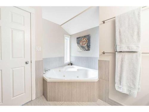 2112 28 Avenue Sw, Calgary, AB - Indoor Photo Showing Bathroom