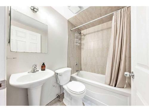 2112 28 Avenue Sw, Calgary, AB - Indoor Photo Showing Bathroom