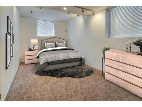 2112 28 Avenue Sw, Calgary, AB - Indoor Photo Showing Bedroom