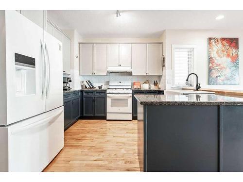 2112 28 Avenue Sw, Calgary, AB - Indoor Photo Showing Kitchen