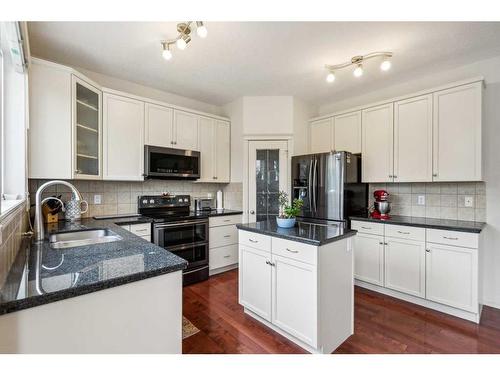 1605 Strathcona Drive Sw, Calgary, AB - Indoor Photo Showing Kitchen