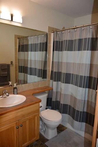 48 Wade Close, Red Deer, AB - Indoor Photo Showing Bathroom