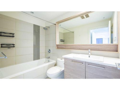 610-38 9 Street Ne, Calgary, AB - Indoor Photo Showing Bathroom