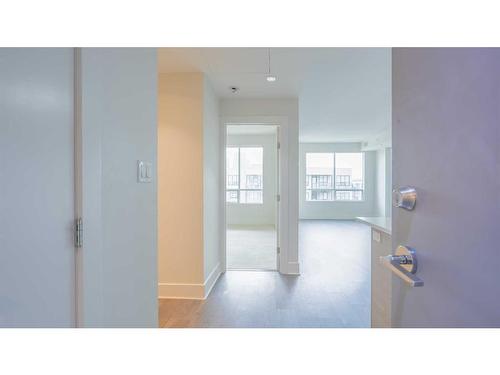 610-38 9 Street Ne, Calgary, AB - Indoor Photo Showing Other Room