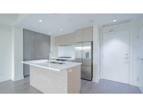 610-38 9 Street Ne, Calgary, AB - Indoor Photo Showing Kitchen With Double Sink