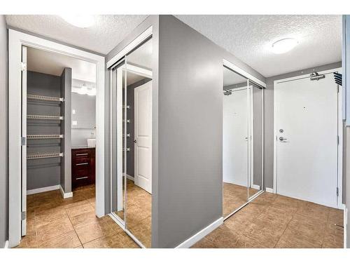 207-429 14 Street Nw, Calgary, AB - Indoor Photo Showing Other Room