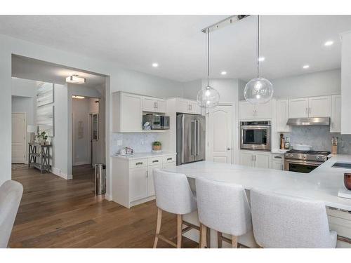 15 Cougar Ridge View Sw, Calgary, AB - Indoor Photo Showing Kitchen With Upgraded Kitchen