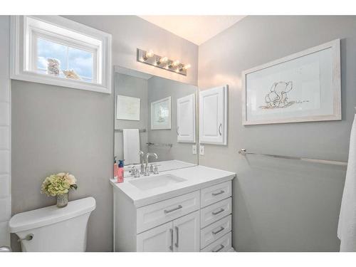 15 Cougar Ridge View Sw, Calgary, AB - Indoor Photo Showing Bathroom