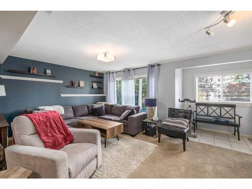 15 Cougar Ridge View Sw, Calgary, AB - Indoor Photo Showing Living Room