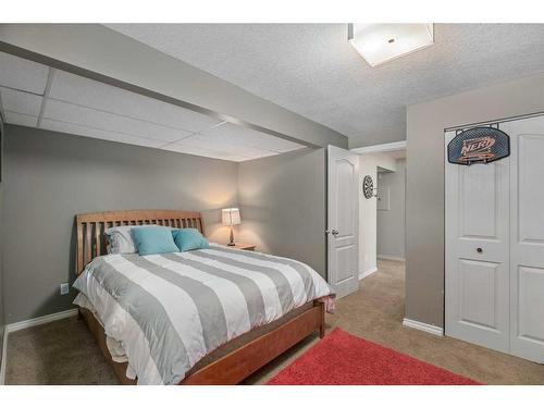 15 Cougar Ridge View Sw, Calgary, AB - Indoor Photo Showing Bedroom