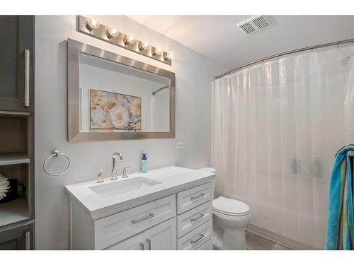 15 Cougar Ridge View Sw, Calgary, AB - Indoor Photo Showing Bathroom