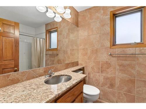 155 Macewan Park Rise Nw, Calgary, AB - Indoor Photo Showing Bathroom