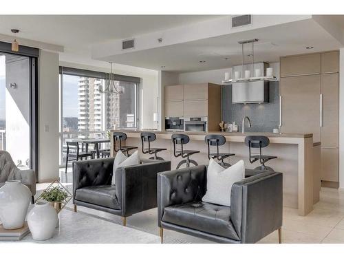 1605-108 9 Avenue Sw, Calgary, AB - Indoor Photo Showing Living Room