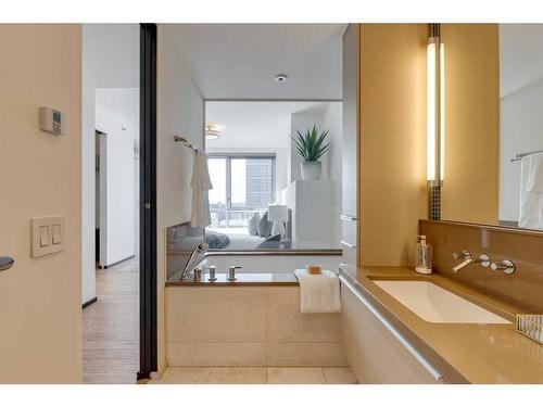 1605-108 9 Avenue Sw, Calgary, AB - Indoor Photo Showing Bathroom