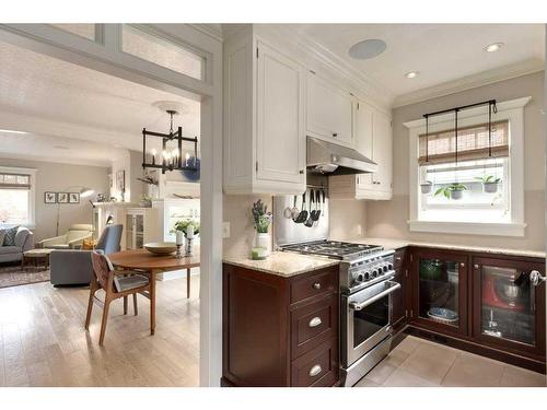 327 7 Avenue Ne, Calgary, AB - Indoor Photo Showing Kitchen