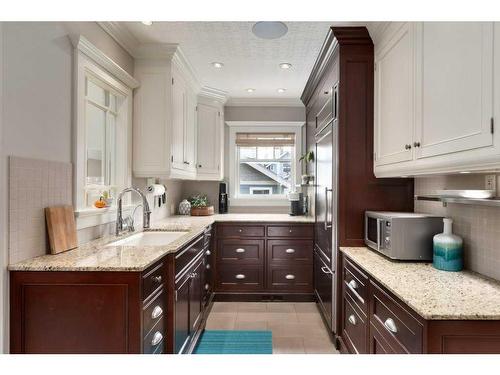 327 7 Avenue Ne, Calgary, AB - Indoor Photo Showing Kitchen