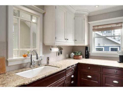 327 7 Avenue Ne, Calgary, AB - Indoor Photo Showing Kitchen