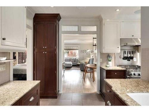 327 7 Avenue Ne, Calgary, AB - Indoor Photo Showing Kitchen