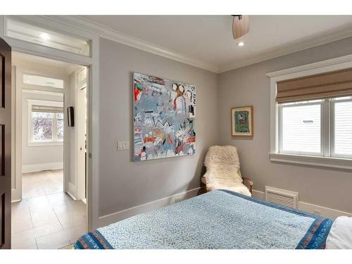 327 7 Avenue Ne, Calgary, AB - Indoor Photo Showing Bedroom