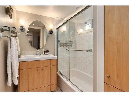 327 7 Avenue Ne, Calgary, AB - Indoor Photo Showing Bathroom