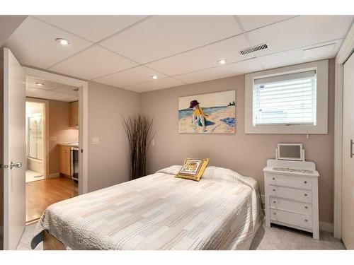 327 7 Avenue Ne, Calgary, AB - Indoor Photo Showing Bedroom