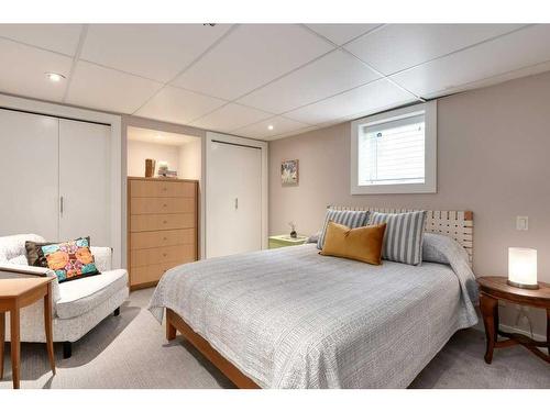 327 7 Avenue Ne, Calgary, AB - Indoor Photo Showing Bedroom