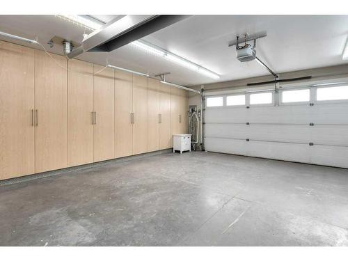 327 7 Avenue Ne, Calgary, AB - Indoor Photo Showing Garage