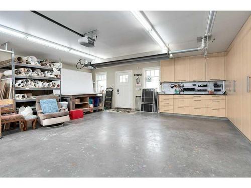 327 7 Avenue Ne, Calgary, AB - Indoor Photo Showing Garage