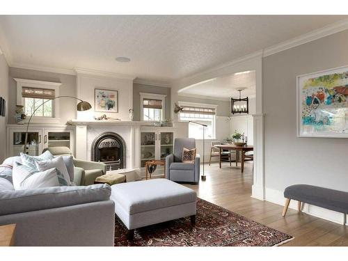 327 7 Avenue Ne, Calgary, AB - Indoor Photo Showing Living Room With Fireplace