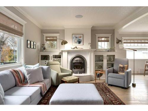 327 7 Avenue Ne, Calgary, AB - Indoor Photo Showing Living Room With Fireplace