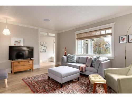 327 7 Avenue Ne, Calgary, AB - Indoor Photo Showing Living Room