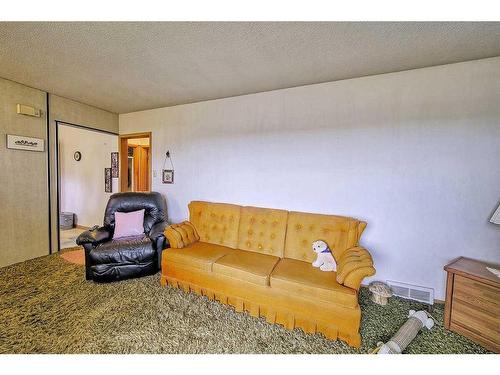 2363 Crestwood Road Se, Calgary, AB - Indoor Photo Showing Living Room