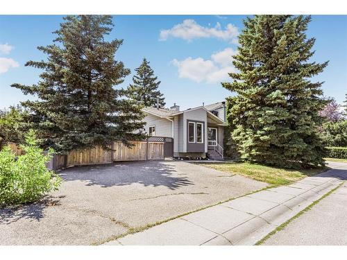 271 Deersaxon Circle Se, Calgary, AB - Outdoor