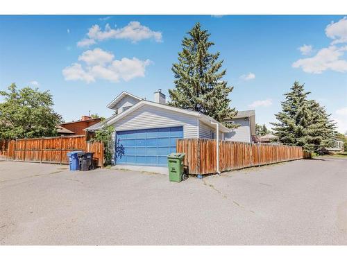 271 Deersaxon Circle Se, Calgary, AB - Outdoor