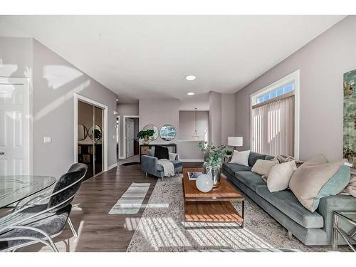 32-7401 Springbank Boulevard Sw, Calgary, AB - Indoor Photo Showing Living Room