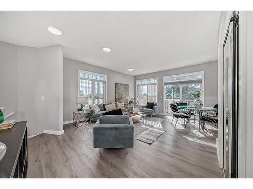 32-7401 Springbank Boulevard Sw, Calgary, AB - Indoor Photo Showing Living Room