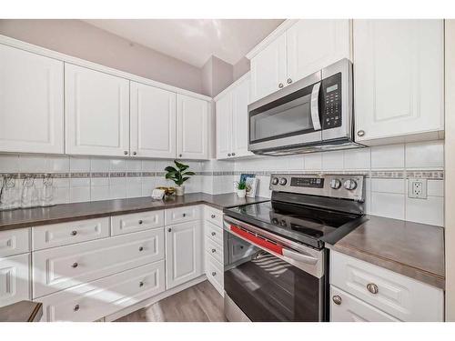 32-7401 Springbank Boulevard Sw, Calgary, AB - Indoor Photo Showing Kitchen