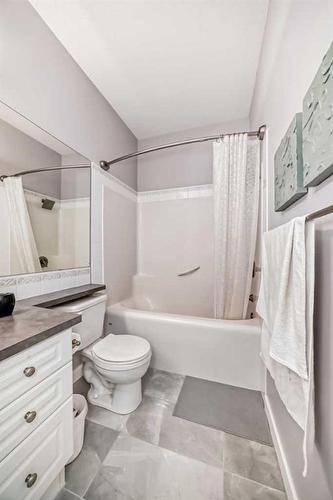 32-7401 Springbank Boulevard Sw, Calgary, AB - Indoor Photo Showing Bathroom