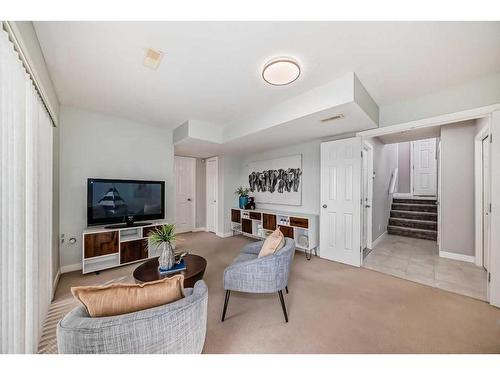 32-7401 Springbank Boulevard Sw, Calgary, AB - Indoor Photo Showing Living Room