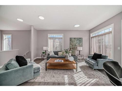 32-7401 Springbank Boulevard Sw, Calgary, AB - Indoor Photo Showing Living Room