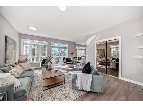 32-7401 Springbank Boulevard Sw, Calgary, AB - Indoor Photo Showing Living Room