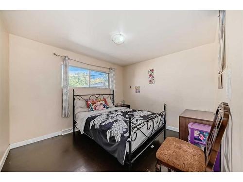 2522 10 Avenue Se, Calgary, AB - Indoor Photo Showing Bedroom